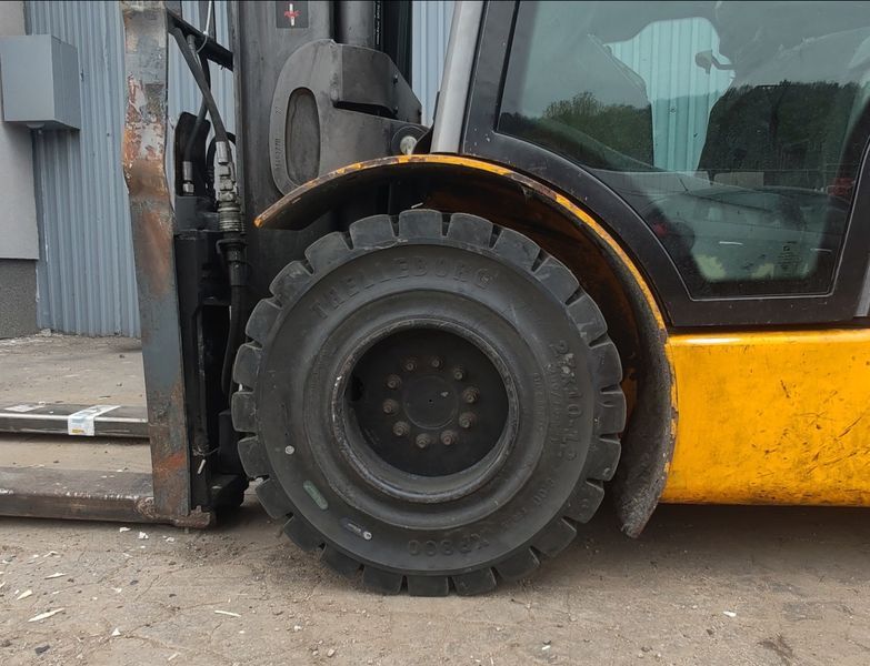 Použit&aacute; manipulačn&aacute; technika Jungheinrich TFG 430s 4.7m/ 3t /4 ventil &mdash; Booster Lift