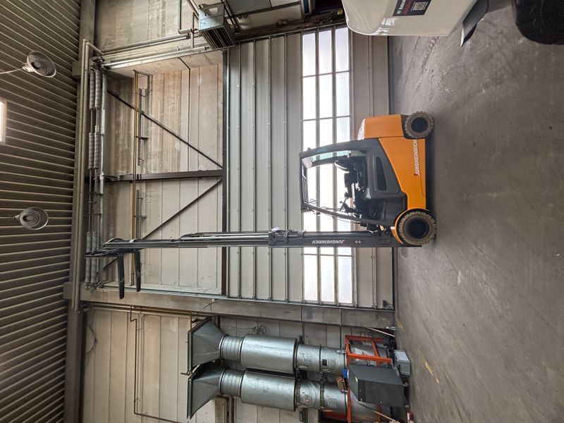 Použit&aacute; manipulačn&aacute; technika Jungheinrich EFG S 30- 650 DZ &mdash; Booster Lift