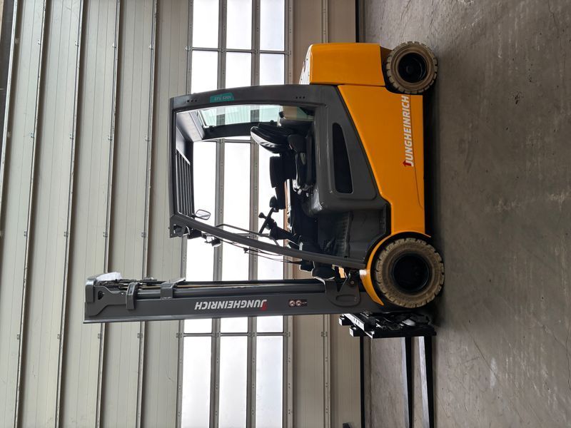 Použit&aacute; manipulačn&aacute; technika Jungheinrich EFG S 30- 650 DZ &mdash; Booster Lift