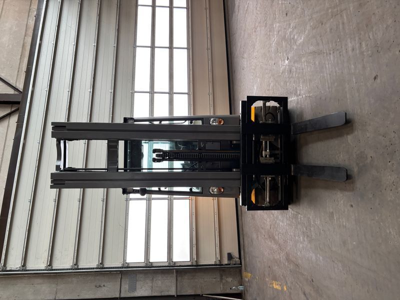 Použit&aacute; manipulačn&aacute; technika Jungheinrich EFG S 30- 650 DZ &mdash; Booster Lift