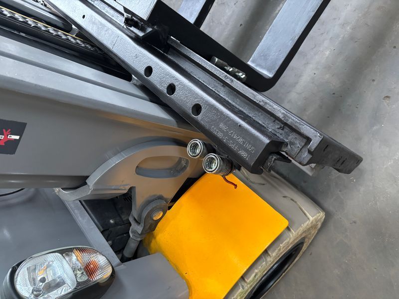 Použit&aacute; manipulačn&aacute; technika Jungheinrich EFG S 30- 650 DZ &mdash; Booster Lift