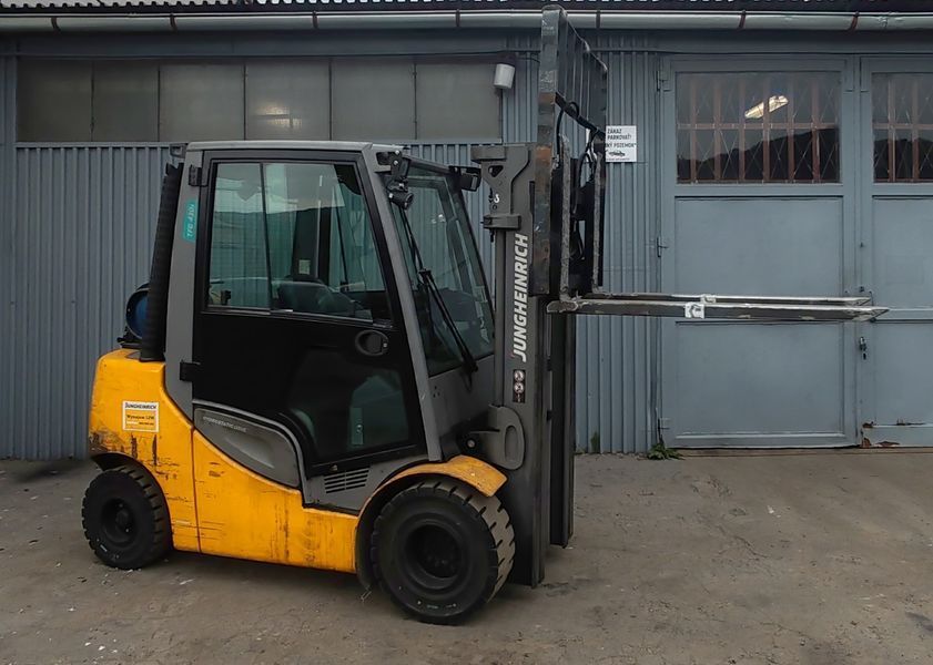 Použit&aacute; manipulačn&aacute; technika Jungheinrich TFG 430s 4.7m/ 3t /4 ventil &mdash; Booster Lift