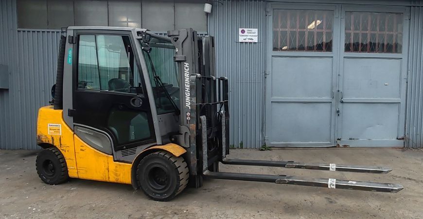 Použit&aacute; manipulačn&aacute; technika Jungheinrich TFG 430s 4.7m/ 3t /4 ventil &mdash; Booster Lift