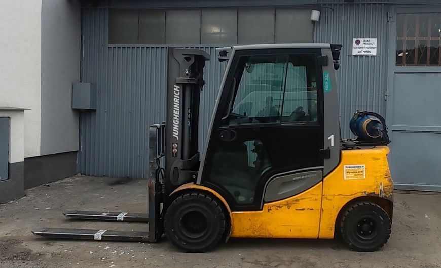 Použit&aacute; manipulačn&aacute; technika Jungheinrich TFG 430s 4.7m/ 3t /4 ventil &mdash; Booster Lift