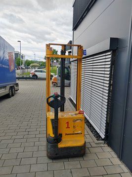 Použit&aacute; manipulačn&aacute; technika Jungheinrich EJC 112 &mdash; Booster Lift