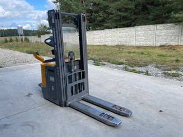 Použit&aacute; manipulačn&aacute; technika Jungheinrich ERC 214z 4.3m/ initial &mdash; Booster Lift