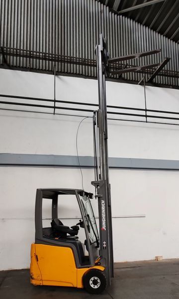 Použit&aacute; manipulačn&aacute; technika Jungheinrich EFG 215 4.8m/ 1826mh &mdash; Booster Lift