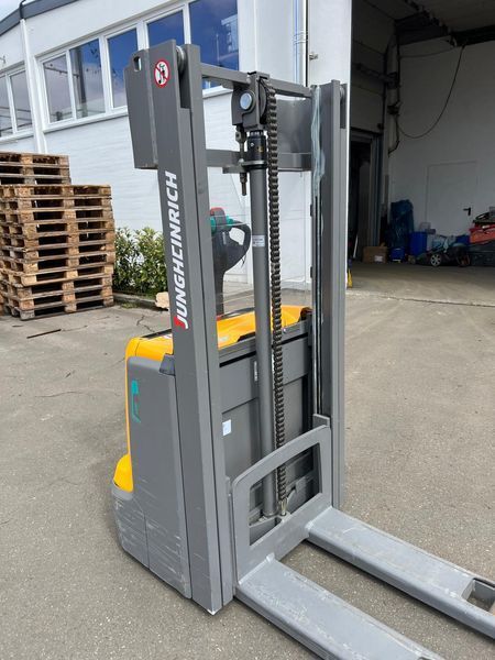 Použit&aacute; manipulačn&aacute; technika Jungheinrich EJC112 Li-ion 2.5m/ 337mh &mdash; Booster Lift