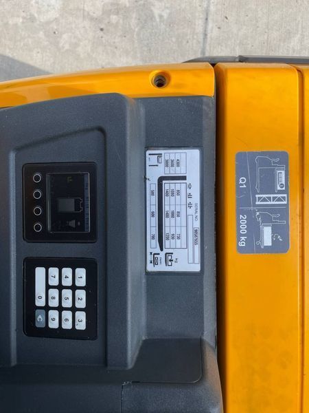 Použit&aacute; manipulačn&aacute; technika Jungheinrich ERC 214z 4.3m/ initial &mdash; Booster Lift