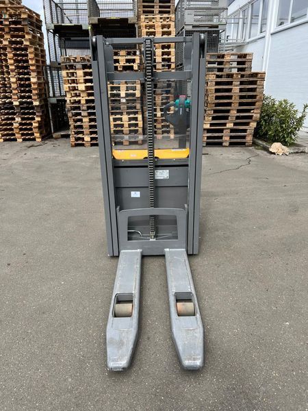 Použit&aacute; manipulačn&aacute; technika Jungheinrich EJC112 Li-ion 2.5m/ 337mh &mdash; Booster Lift