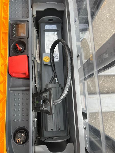 Použit&aacute; manipulačn&aacute; technika Jungheinrich EJC112 Li-ion 2.5m/ 337mh &mdash; Booster Lift