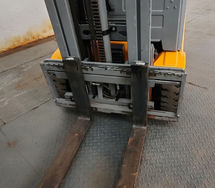 Použit&aacute; manipulačn&aacute; technika Jungheinrich EFG 215 4.8m/ 1826mh &mdash; Booster Lift