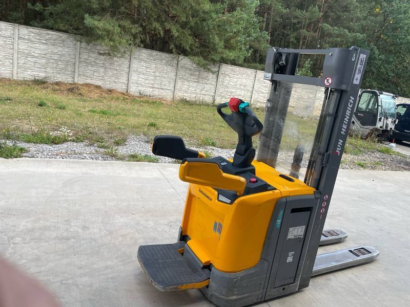 Použit&aacute; manipulačn&aacute; technika Jungheinrich ERC 214z 4.3m/ initial &mdash; Booster Lift