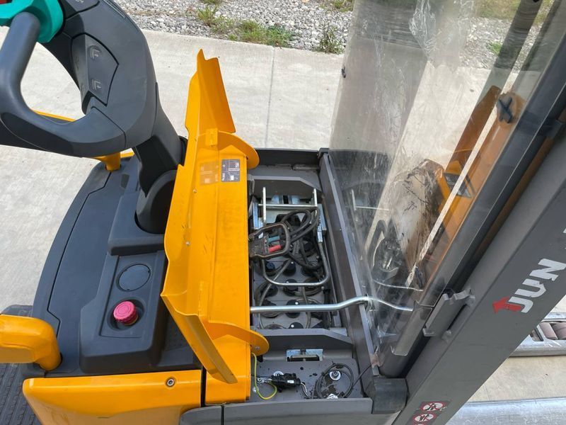 Použit&aacute; manipulačn&aacute; technika Jungheinrich ERC 214z 4.3m/ initial &mdash; Booster Lift