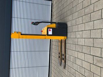 Použit&aacute; manipulačn&aacute; technika Jungheinrich EJC 112 res L.S 28.07 &mdash; Booster Lift