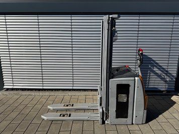 Použit&aacute; manipulačn&aacute; technika Still EXV14I Initalhub Triplex &mdash; Booster Lift