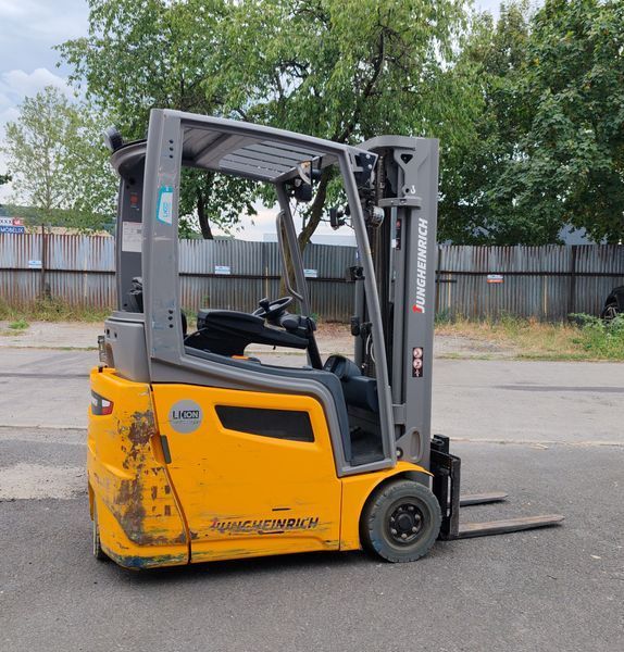 Použit&aacute; manipulačn&aacute; technika Jungheinrich EFG 213 Li-ion &mdash; Booster Lift