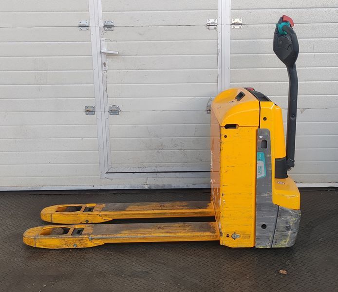 Used material handling equipment Jungheinrich EJE 116 li-ion &mdash; Booster Lift