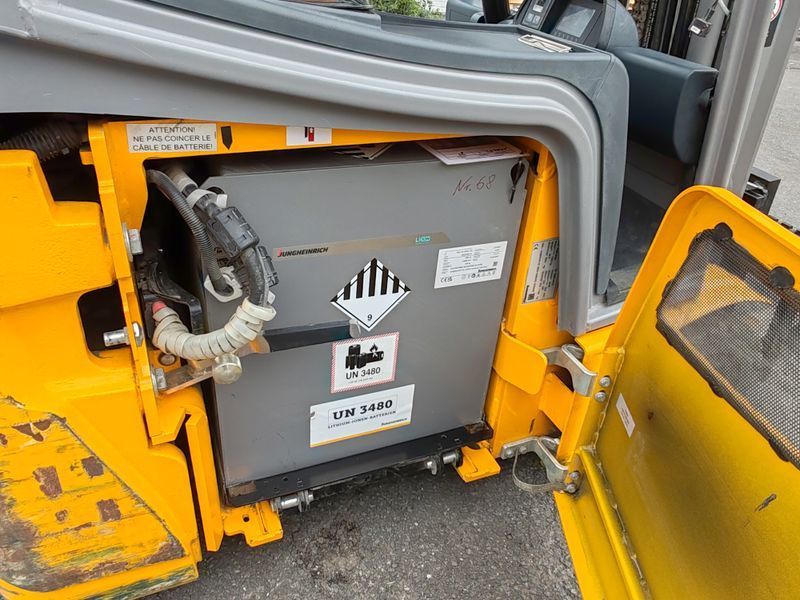 Použit&aacute; manipulačn&aacute; technika Jungheinrich EFG 213 Li-ion &mdash; Booster Lift