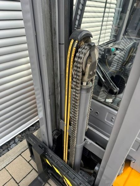 Used material handling equipment Jungheinrich EFG 318 Li-Ion &mdash; Booster Lift