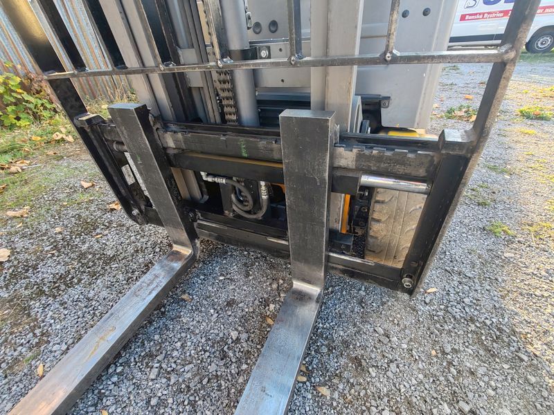 Použit&aacute; manipulačn&aacute; technika Jungheinrich EFG 215 &mdash; Booster Lift