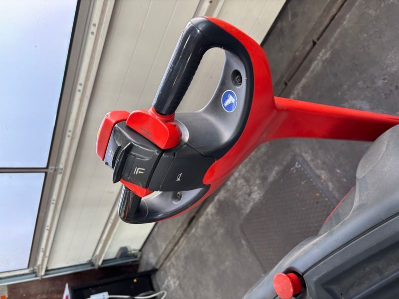 Použit&aacute; manipulačn&aacute; technika Linde L 10 &mdash; Booster Lift