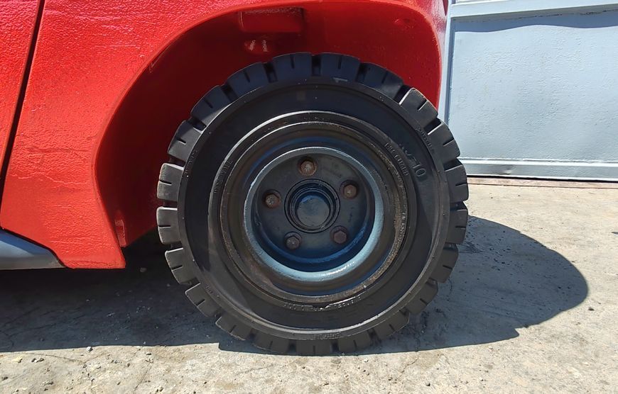 Použit&aacute; manipulačn&aacute; technika Linde H25D &mdash; Booster Lift