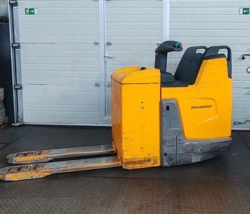 Použit&aacute; manipulačn&aacute; technika Jungheinrich ERE 225 2t/ batt2023 &mdash; Booster Lift