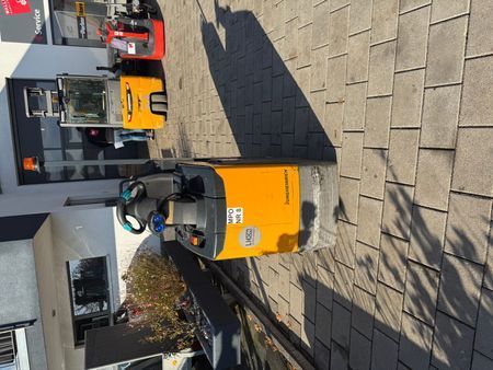 Used material handling equipment Jungheinrich EZS130 Li-Ion &mdash; Booster Lift