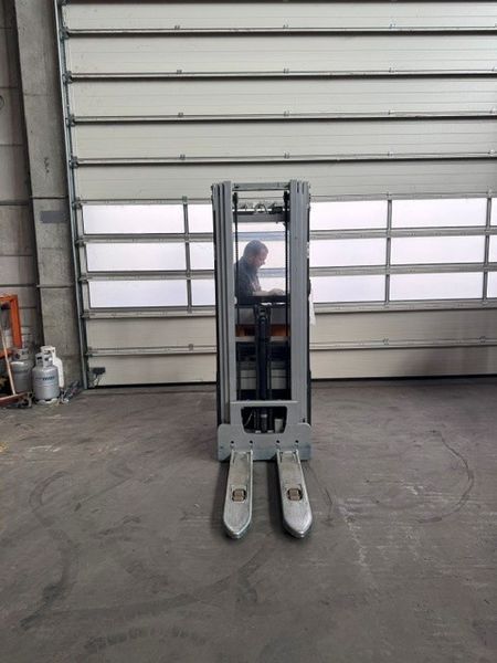 Použit&aacute; manipulačn&aacute; technika Still FXV14N &mdash; Booster Lift