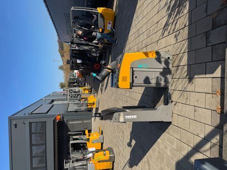 Used material handling equipment Jungheinrich EZS130 Li-Ion &mdash; Booster Lift