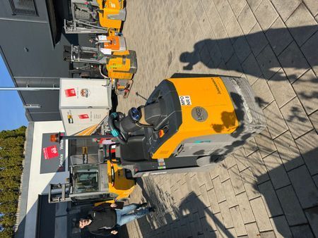 Used material handling equipment Jungheinrich EZS130 Li-Ion &mdash; Booster Lift