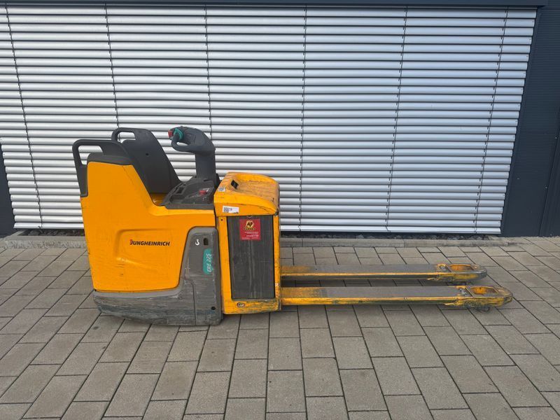 Used material handling equipment Jungheinrich ERE 225 DrivePlus &mdash; Booster Lift