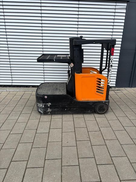 Použit&aacute; manipulačn&aacute; technika EP Equipment JX030 &mdash; Booster Lift