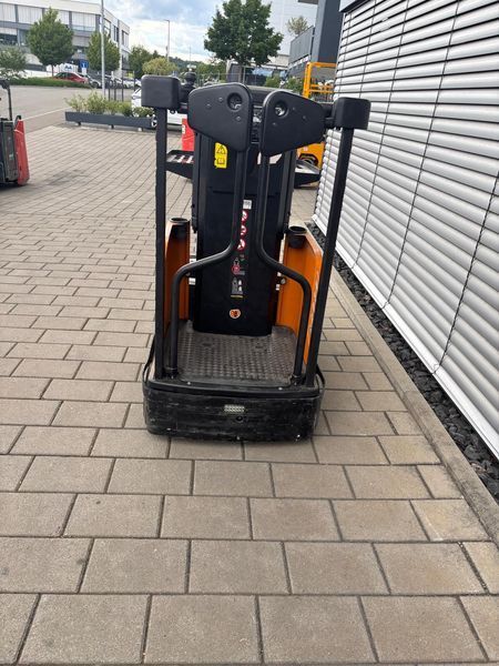 Použit&aacute; manipulačn&aacute; technika EP Equipment JX030 &mdash; Booster Lift