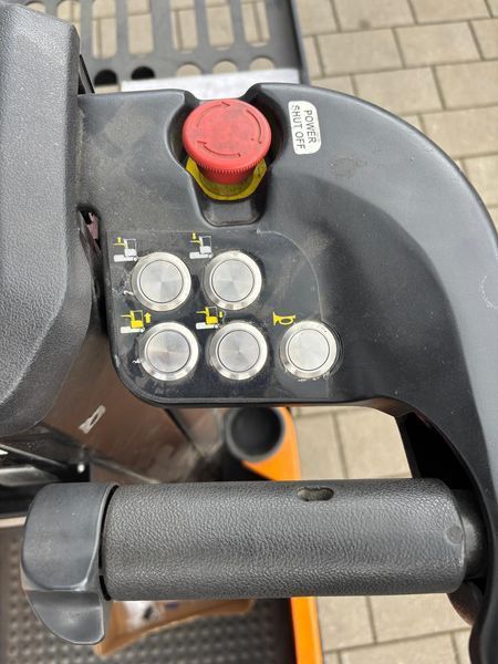 Použit&aacute; manipulačn&aacute; technika EP Equipment JX030 &mdash; Booster Lift