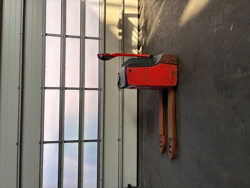 Použit&aacute; manipulačn&aacute; technika Linde T 18 &mdash; Booster Lift
