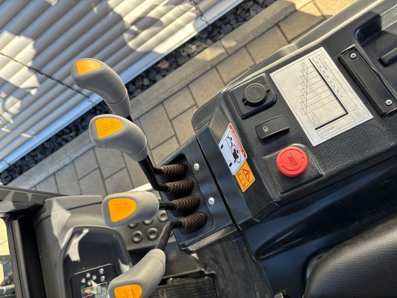 Použit&aacute; manipulačn&aacute; technika Bobcat B18NS &mdash; Booster Lift