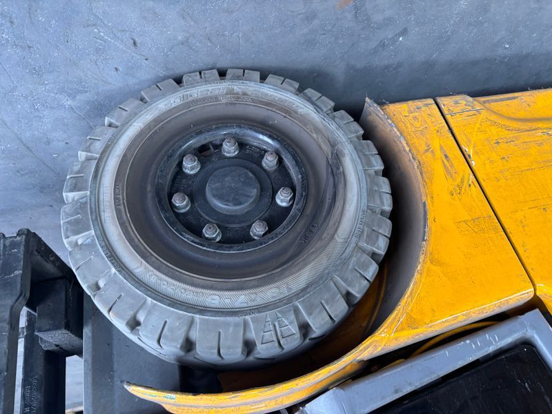 Použit&aacute; manipulačn&aacute; technika Jungheinrich EFG 213 &mdash; Booster Lift