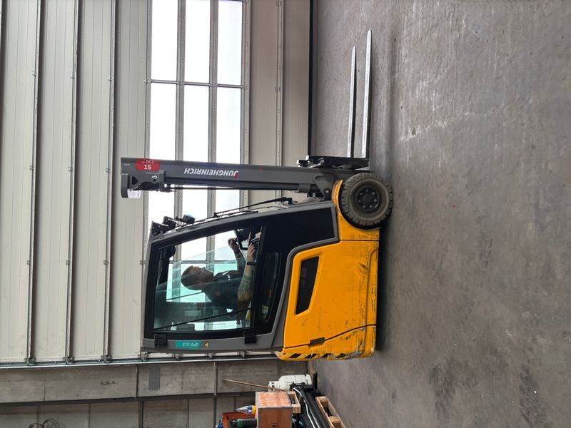 Použit&aacute; manipulačn&aacute; technika Jungheinrich EFG 213 &mdash; Booster Lift