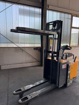 Použit&aacute; manipulačn&aacute; technika Jungheinrich ERD 220 &mdash; Booster Lift