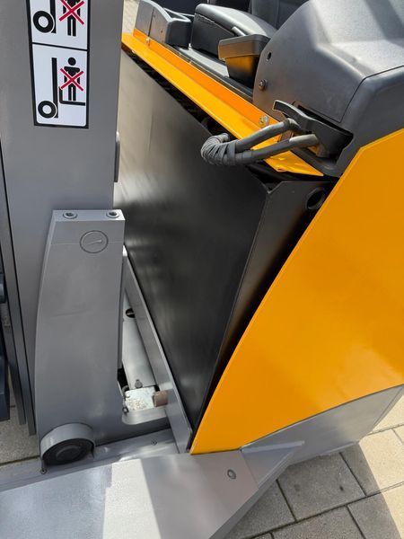 Used material handling equipment Jungheinrich ETV Q 20 &mdash; Booster Lift