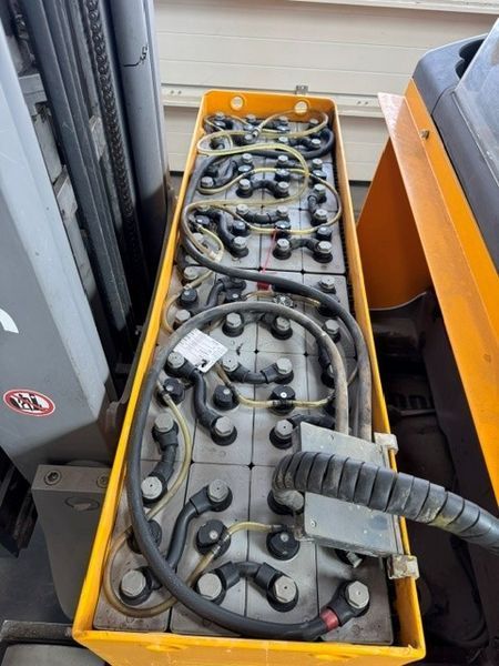 Used material handling equipment Jungheinrich ETV 214 &mdash; Booster Lift