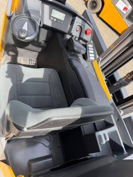 Used material handling equipment Jungheinrich ETV Q 20 &mdash; Booster Lift