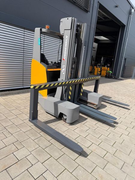 Used material handling equipment Jungheinrich ETV Q 20 &mdash; Booster Lift