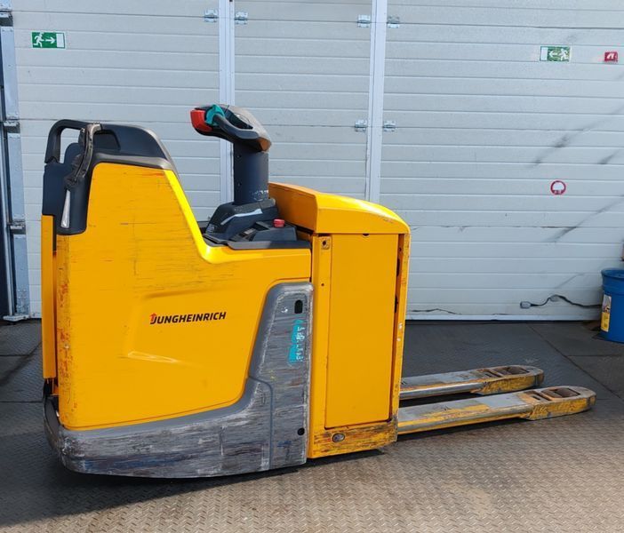 Used material handling equipment Jungheinrich ERE 225 batt2025/ 2t &mdash; Booster Lift