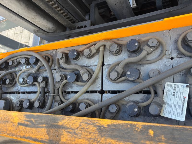 Used material handling equipment Jungheinrich ETV Q 20 &mdash; Booster Lift