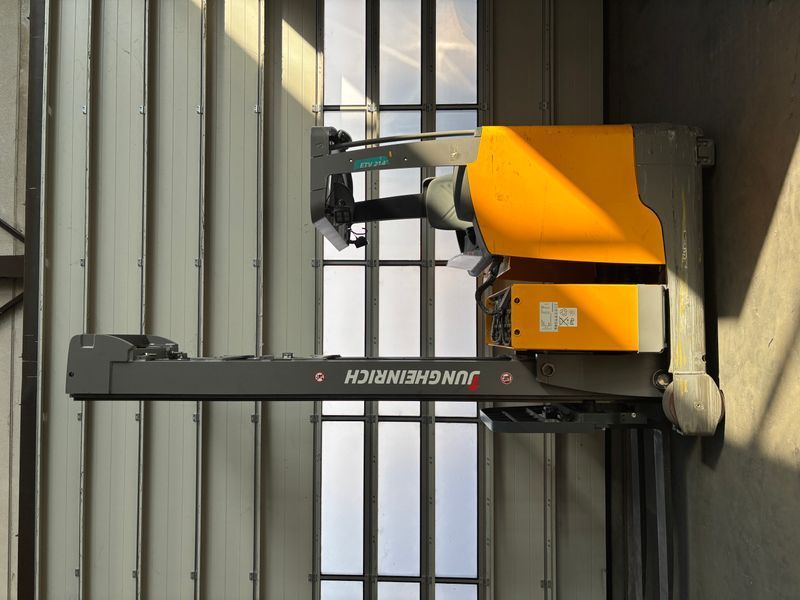 Použit&aacute; manipulačn&aacute; technika Jungheinrich ETV 214 &mdash; Booster Lift