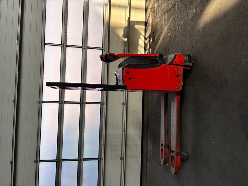 Použit&aacute; manipulačn&aacute; technika Linde T 16 &mdash; Booster Lift