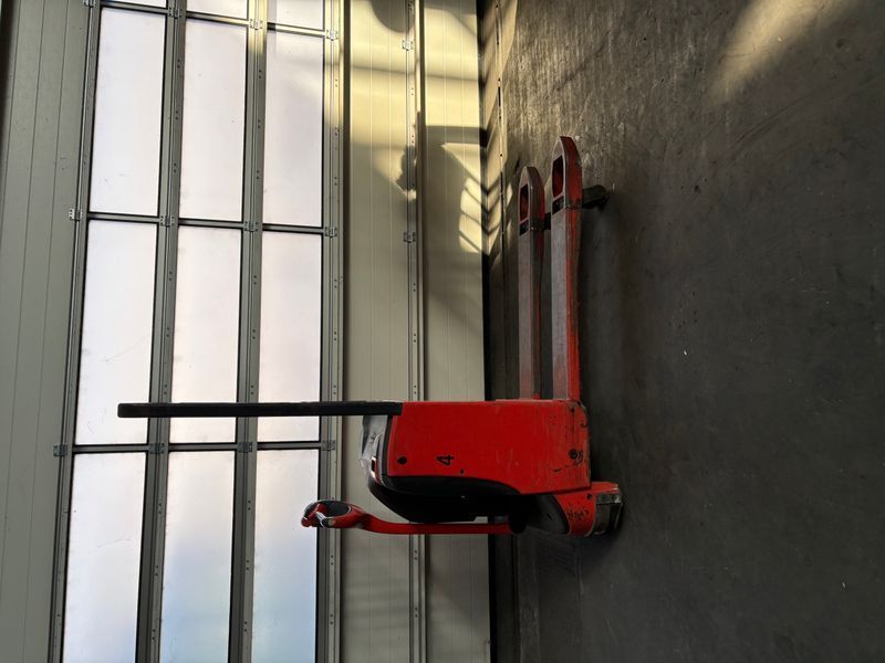 Použit&aacute; manipulačn&aacute; technika Linde T 16 &mdash; Booster Lift